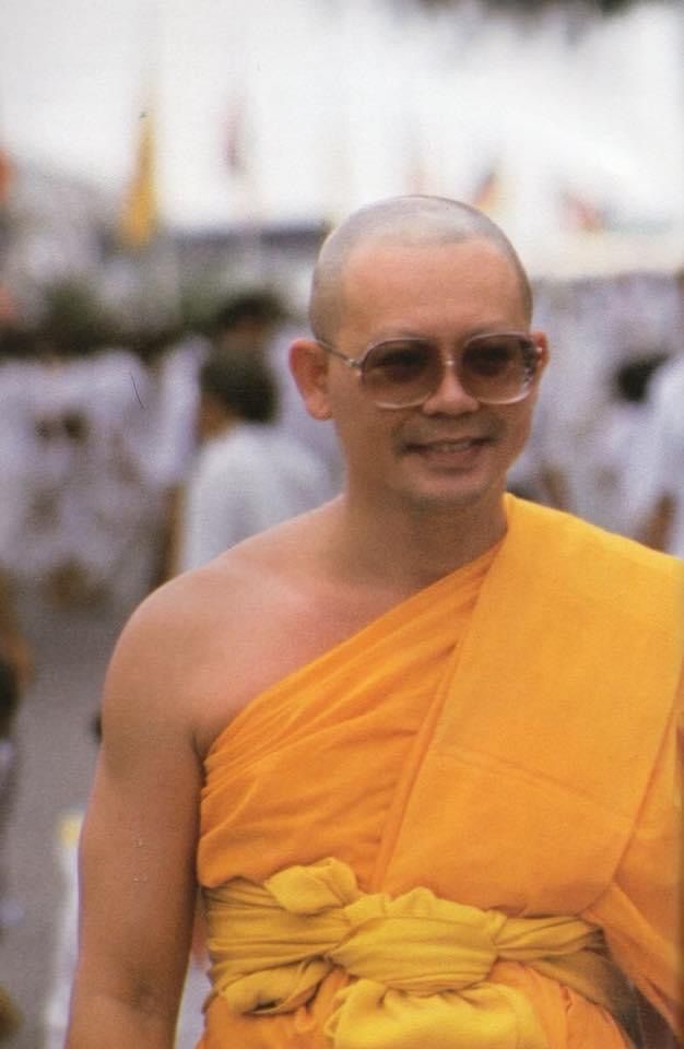 Luang Por Dhammajayo smiling during a public appearance